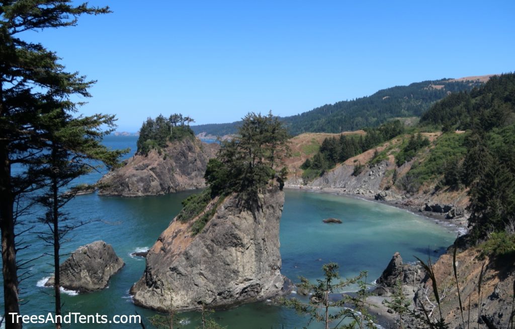 Some of the rocky islands at the Arch Rock viewpoint along Oregon's southern coast.
